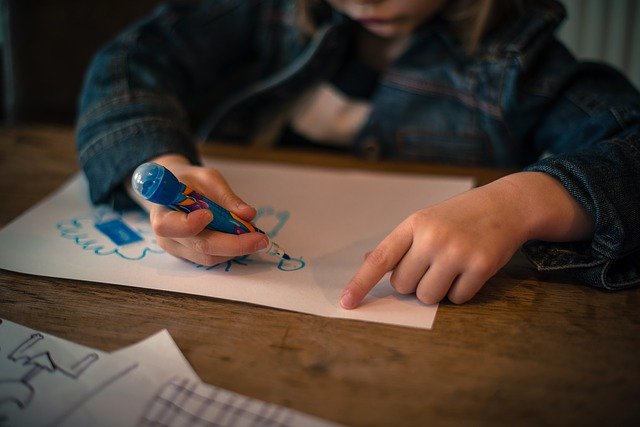 dítě kreslící na papír