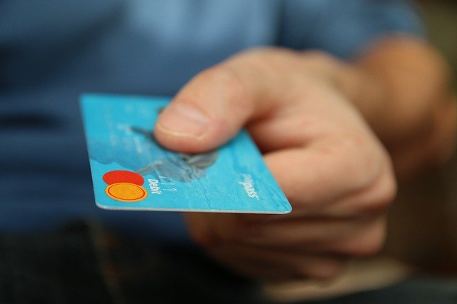 zákazník platící kartou.jpg